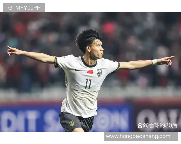 足球巨星化身篮球球员展现全能运动才华引发球迷热议